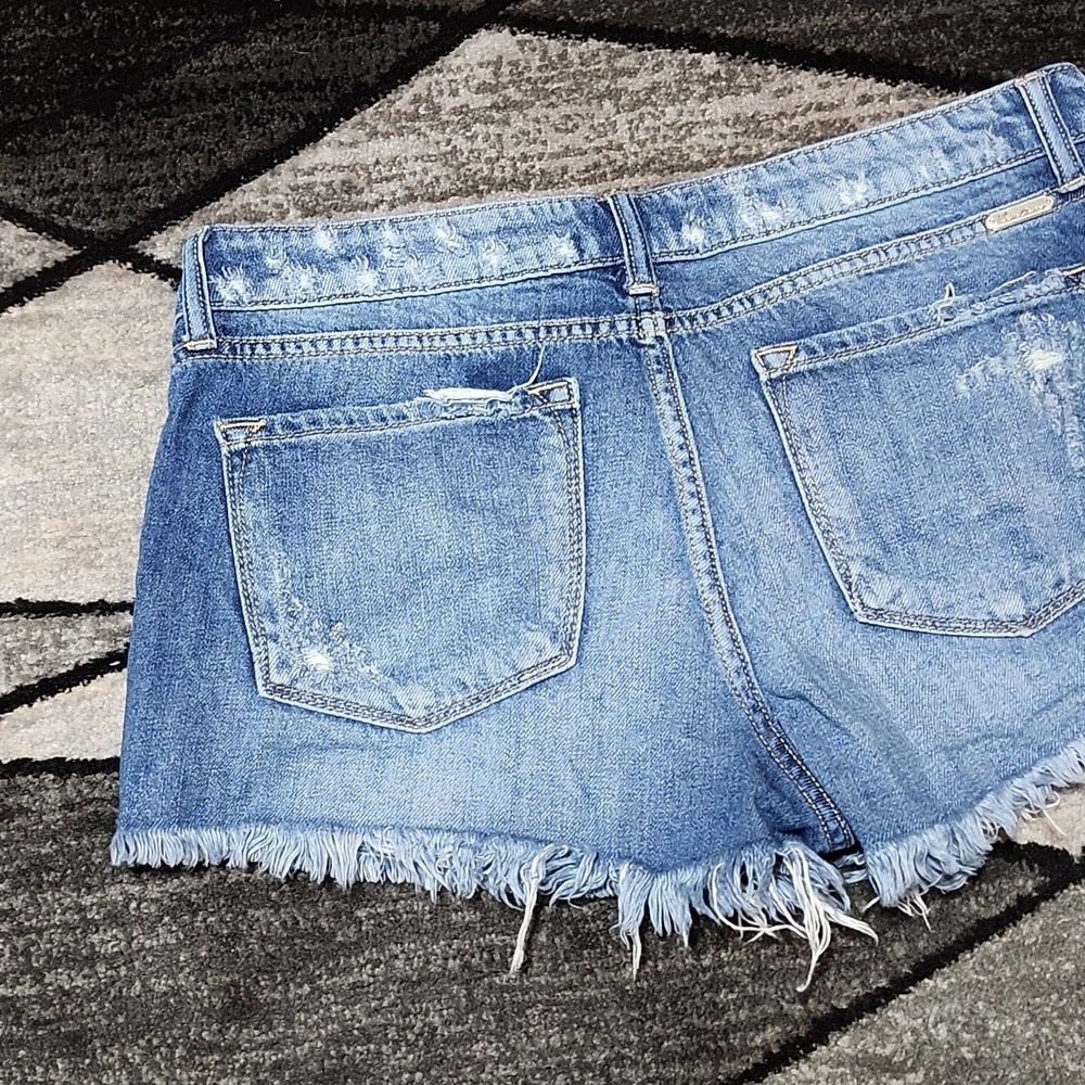 KANCAN LOS ANGELES DISTRESSED RAW-EDGE ZIP-FLY DENIM JEAN SHORTS - Picture 8 of 12